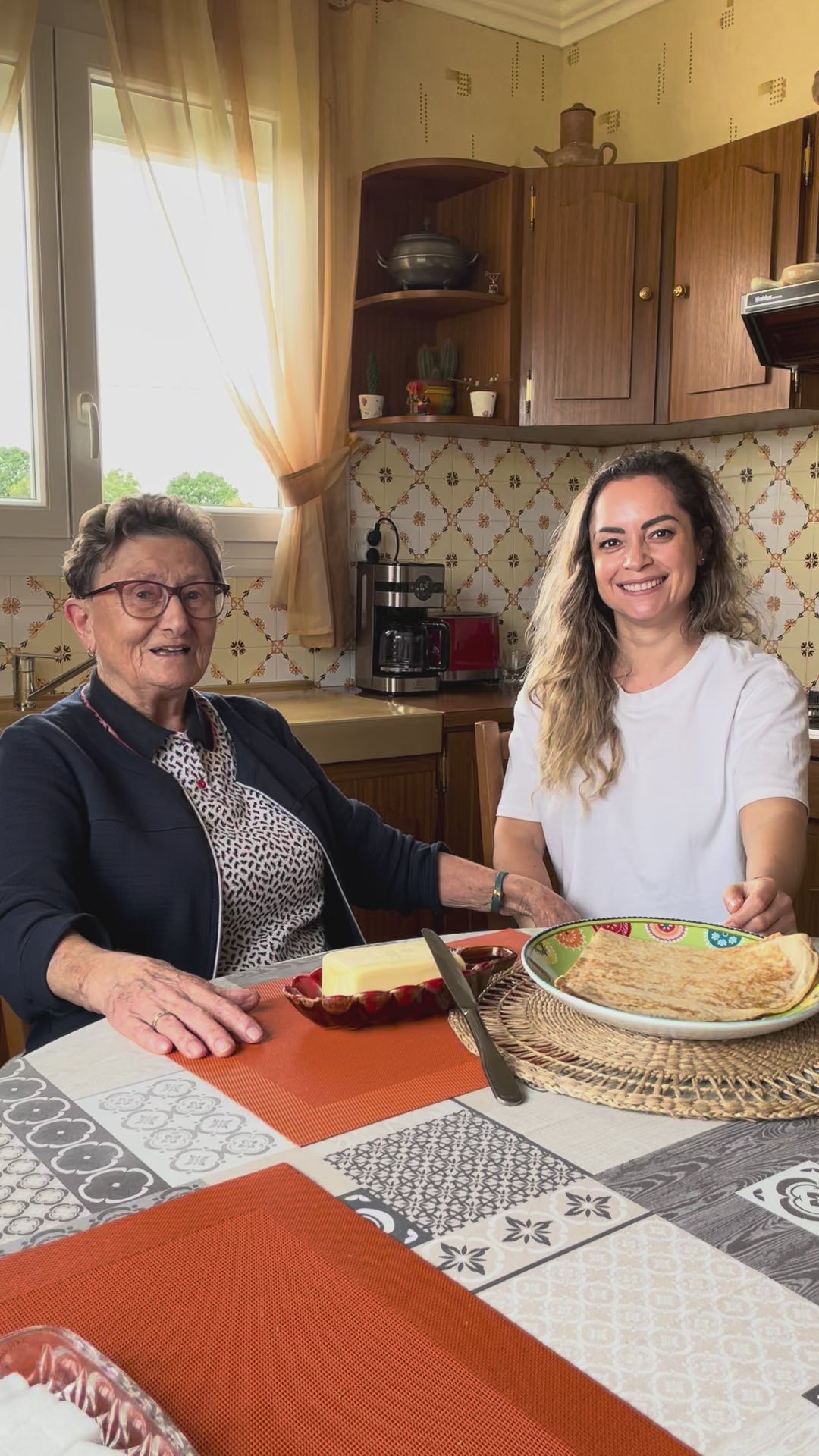 Cargar video: La abuela de uno de mis grandes amigos, quien que me enseñó a hacer mantequilla en Bretaña. Le llevé desde CDMX mantequilla Amanenn para que la probara. Y escucharla decir en bAcerca de Amanennretón que “la mantequilla de Rebeca es muy buena”…no se explica, se siente 🖤 Esto es Amanenn: Historia. Origen. Raíz. Tradición viva.